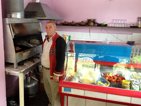 Murat macht Mittagessen für uns.