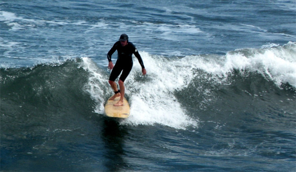 Surfer am Bells Beach in Torquay.