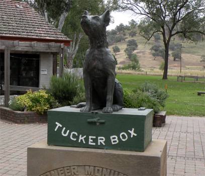 Der Hund auf der Proviantkiste.