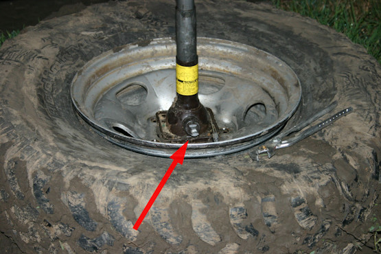 Der original Toyota-Wagenheber geht bei seinem ersten Einsatz kaputt.