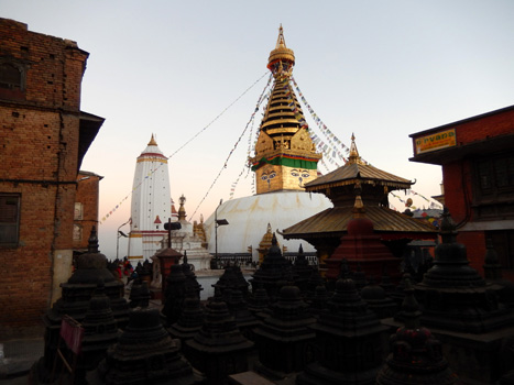 Buddhistische und Hindu-Tempel auf dem Affenberg.