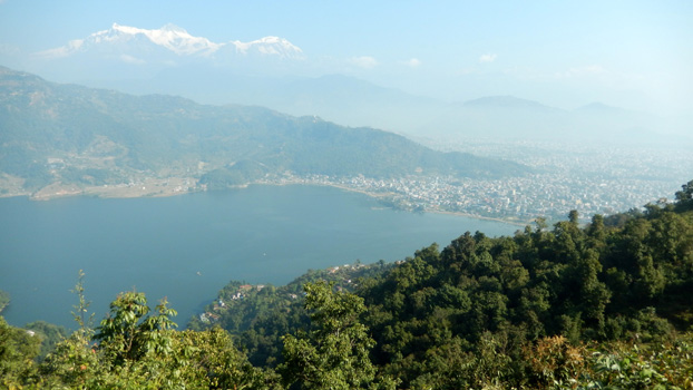 Pokhara mit dem Phewa-See vor dem Annapurna-Gebirge