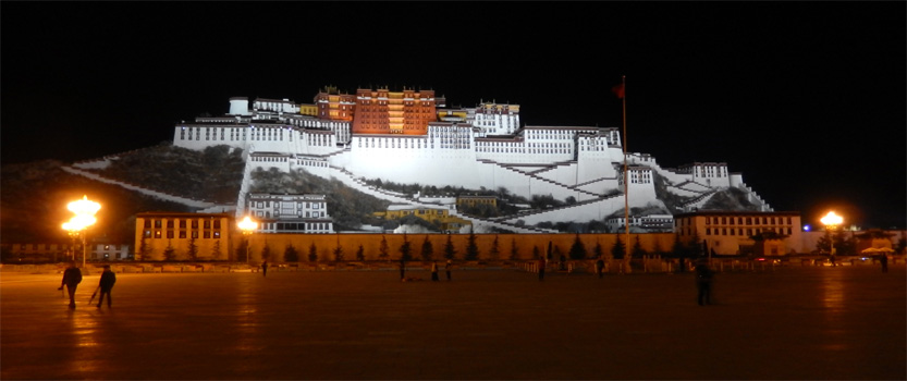 Der Potala-Palast bei Nacht, N29.657856 E91.116902.