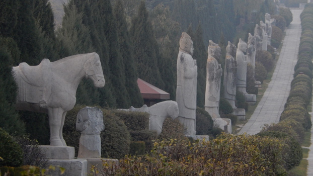 Die Figuren säumen die Prachtstraße zum Grab Qianling, N34.574464 E108.213920.