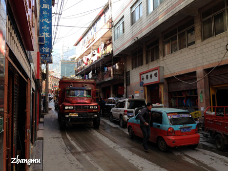 LKW brausen durch die engen Gassen Zhangmus.