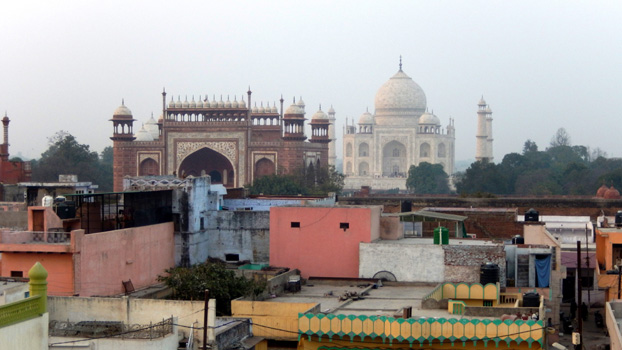 Blick von der Dachterrasse eines Restaurants auf den Taj Mahal.