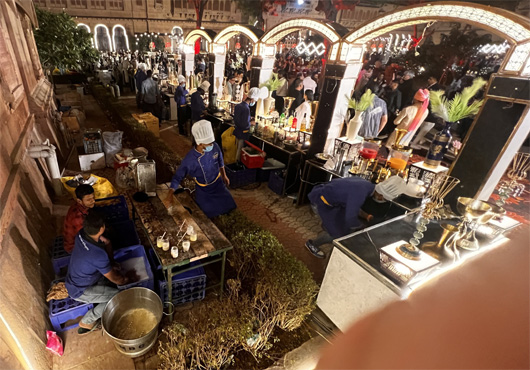 Luxuriöse Party mit Hygieneproblem.