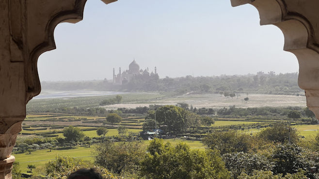 Der Taj Mahal aus der Ferne.