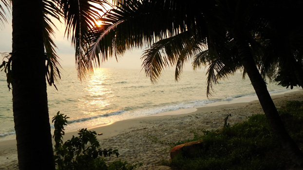 Sonnenuntergang am Rot Kreuz Freizeitgelände, N 11.979357° E 102.767351°.
