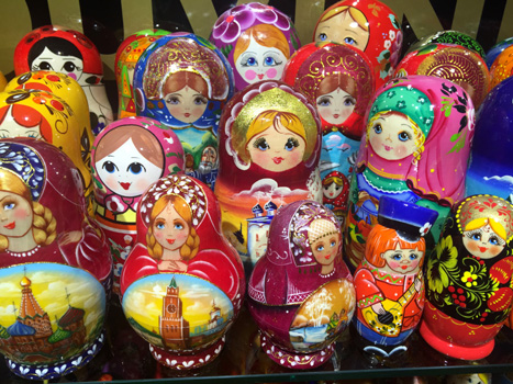 Tausendfach in den Läden am Moskauer Flughafen.