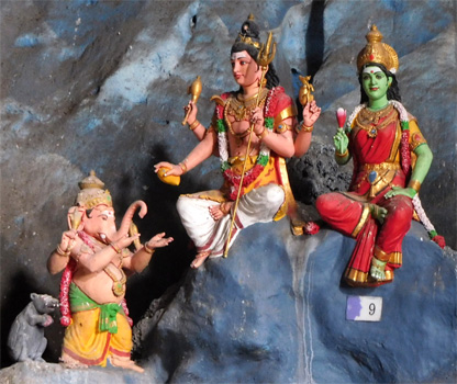 In einer der Batu-Caves.