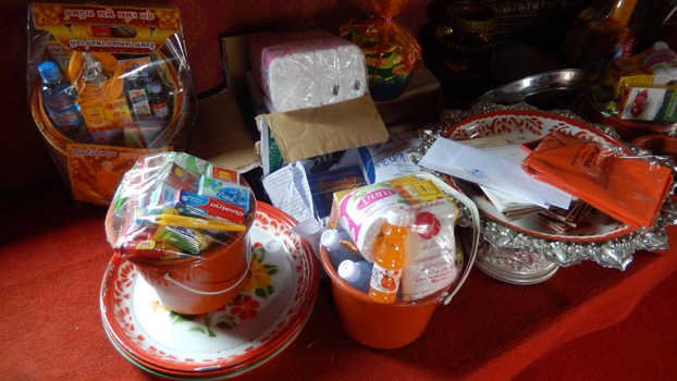 Fertige Opfersets als Gabe an die Mönche