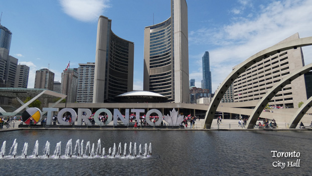 Neues Rathaus mit gelandetem UFO.
