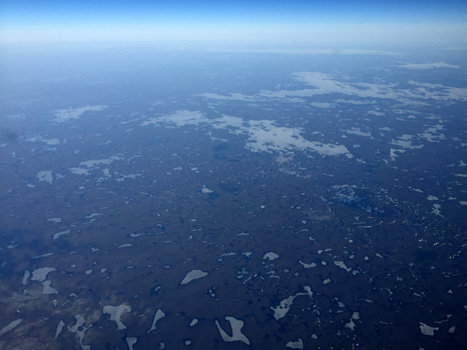 Die Tundra Nunavuts vom Flugzeug aus, kurz vor Mitternacht.