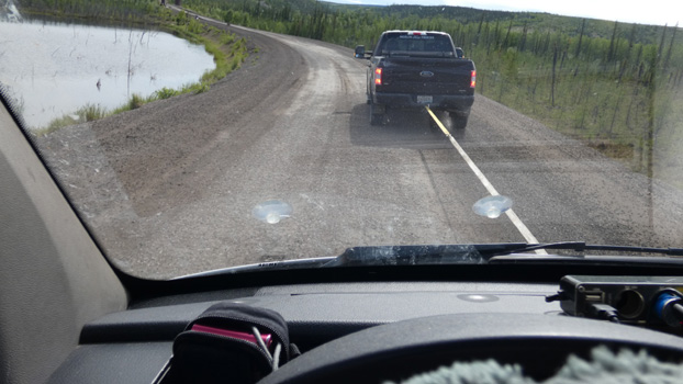 Mit Mühe schleppt uns der Pickup die Anhöhe hinauf.