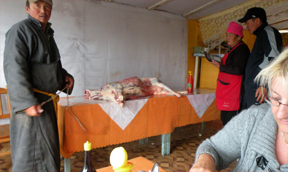 Frischfleisch wird ins Restaurant geliefert.