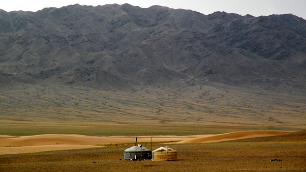 Jurten vor ersten Dünen des Khongoryn Els.