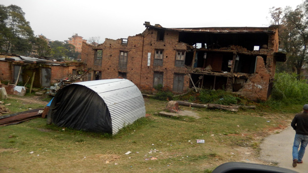 Zerstörtes Haus und Notunterkunft in Bhaktapur.