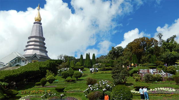 Tempel zu Königins 60. Geburtstag, N 18.553271° E 98.479325°.