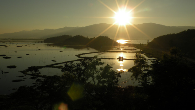 Sonnenuntergang am Lake Loktak, N 24.520534° E 93.806654°.
