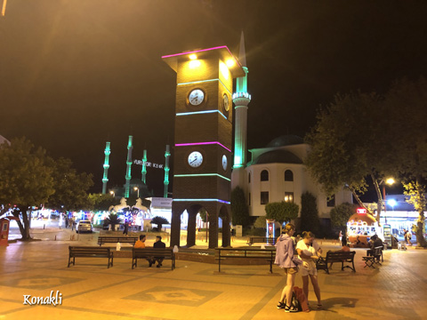 Uhrturm und Moscheen von Konakli.