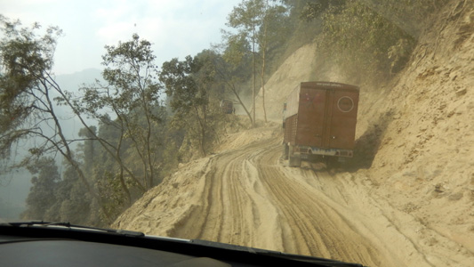 Behelfsstra�e nach dem Erdrutsch in Nepal.